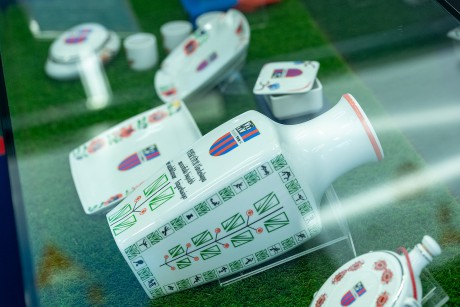 A Videoton FC Fehérvár múltjához kötődő porcelánokból nyílt kiállítás a Vidi Múzeumban